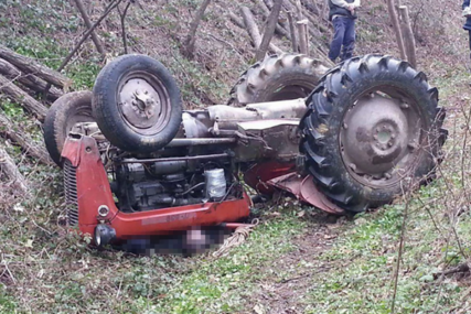 Prevrnuo se traktor u Brusu, vozač nastradao