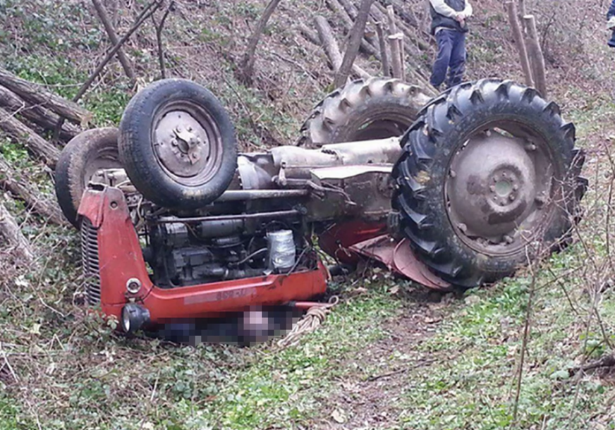 Prevrnuo se traktor u Brusu, vozač nastradao