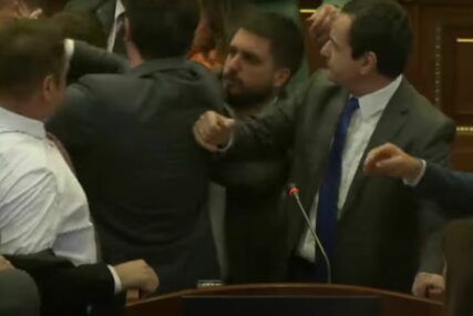 Tuča na sjednici Skupštine Kosova: Incident tokom Kurtijevog govora, poslanici opozicije ga polili vodom (VIDEO)