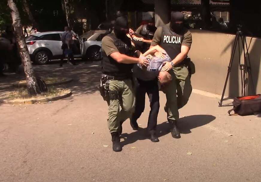 Privođenje uhapšenog policajca