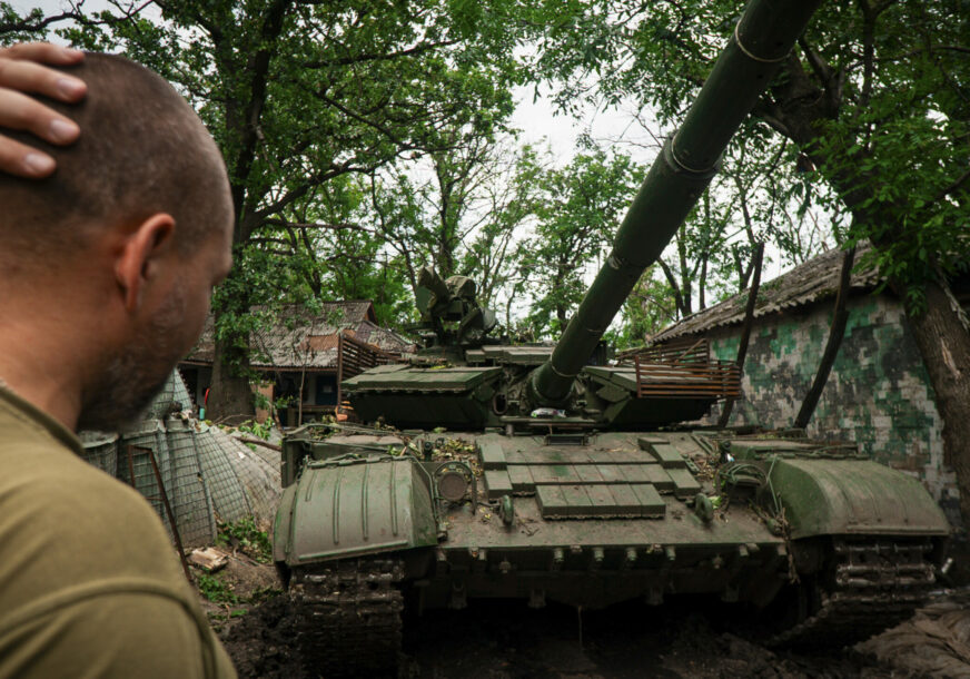 Ukrajinski vojnik stoji ispred tenka