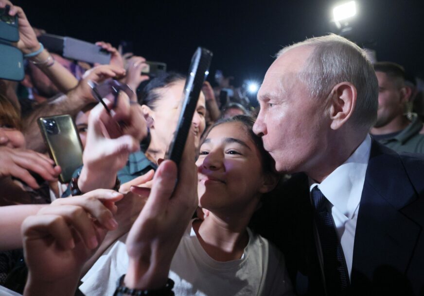 Vladimir Putin pozira sa fanovima