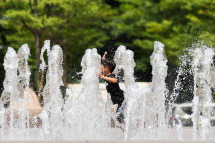 Dijete trči kroz fontanu