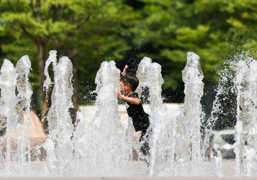 Dijete trči kroz fontanu