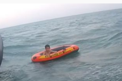 SPASEN DJEČAK Vjetar ga odnio od obale, plutao čamcem (VIDEO)