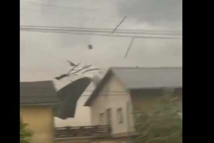 Vjetar odnio krov kao da je od papira: Dramatičan prizor superćelijske oluje kod Šapca (VIDEO)