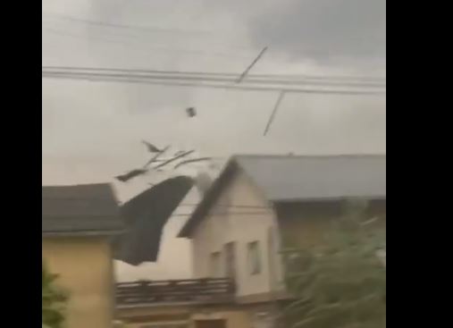 Vjetar u Šapcu odnio krov