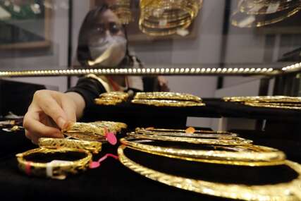 Na dnu ranca puna kutija zlata: Na granici prilikom pretresa pronađen nakit vrijedan skoro 15.000 evra
