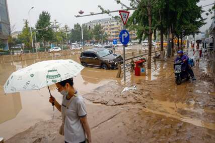 Tajfun napravio haos u Pekingu: Najmanje 11 osoba poginulo, obilne kiše padaju već četiri dana (FOTO)