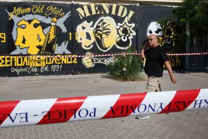 "Izbacite naciste iz fudbala" Navijači AEK razvili transparent ispred sjedišta UEFA
