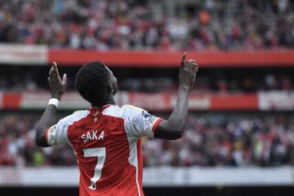 NAGRADA ZA SAKU Mladi fudbaler Arsenala najbolji igrač Premijer lige Engleske (FOTO)