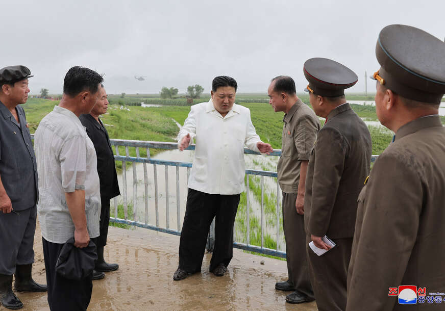 Kim Džong Un u blatu do struka: U sandalama ispitivao močvare i kritikovao zvaničnike