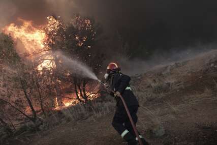 Vatrena stihija i dalje divlja u Grčkoj: Sedam aviona i dva helikoptera, bore sa požarima