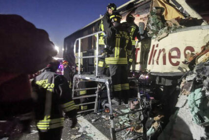 Vatrogasci rezali vozilo da dođu do ljudi: U sudaru autobusa i kamiona u Italiji povrijeđeno 14 osoba