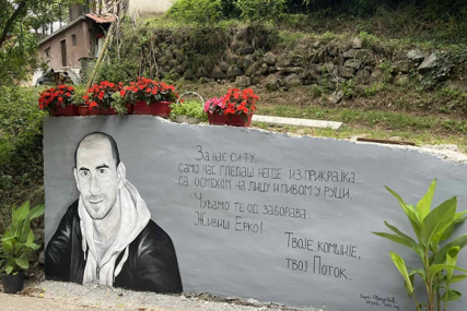 "Za nas si tu" Na dan kad bi proslavio svoj 35. rođendan otkriven mural krvnički ubijenom mladiću iz Priboja (FOTO)