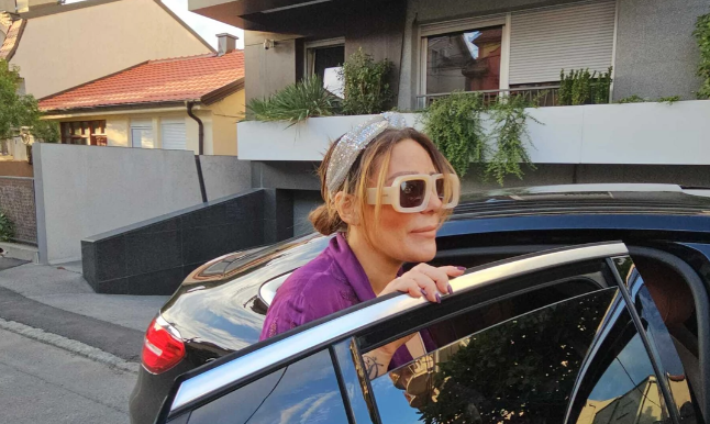 Ana Nikolić sjeda u automobil