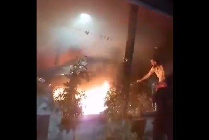 Drama u  dvorištu kuće:  Bačen molotovljev koktel u automobil, porodica sama gasila požar (VIDEO)