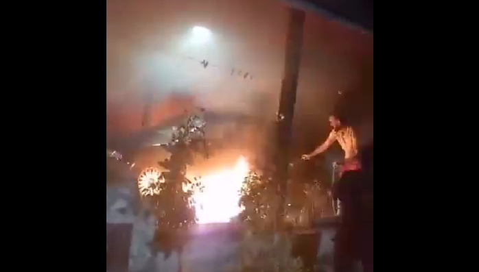 Automobil u plamenu