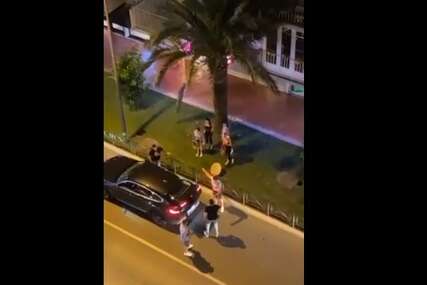 Bizarna scena nasred ulice: Nakon izlaska se potukli, pa muškarcu automobilom pregazili noge (FOTO)