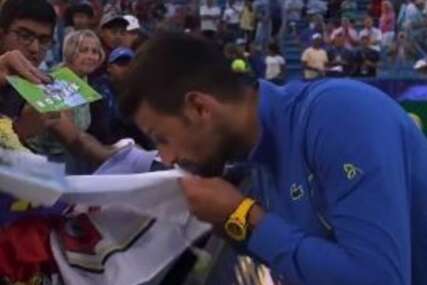 Dokaz da je veliki patriota: Novak nakon pobjede dijelio autograme, pa poljubio trobojku (VIDEO)