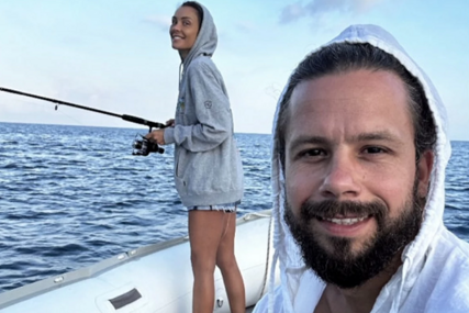 Glumica i njen momak pecaju na moru