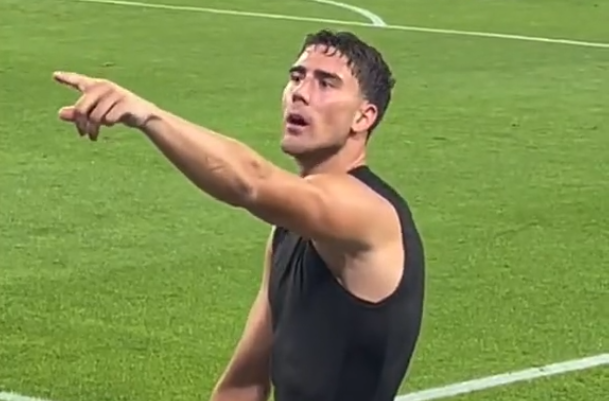 Dušan Vlahović pokazuje prstom na navijača