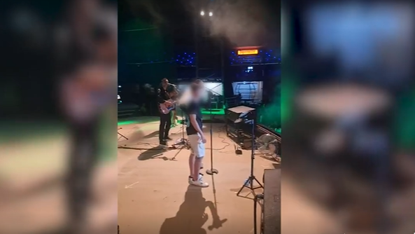 Emina Jahović na scenu izvela sina: Dječak mahao publici i zaigrao uz ovaj hit (VIDEO)