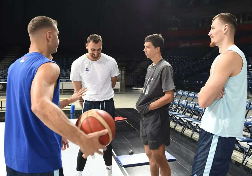 Podrška pred Mundobasket: Lučić posjetio Orlove i razgovarao sa selektorom i igračima (FOTO)