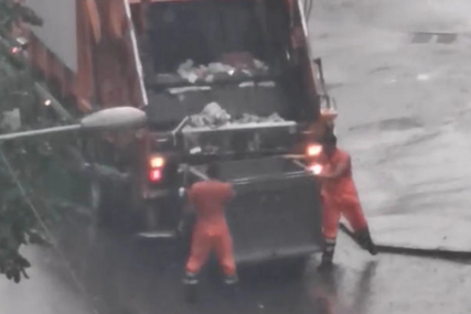 "NAJVEĆI CAREVI" Radnicima Gradske čistoće kiša ne može ništa, radili i po jakom pljusku (VIDEO)