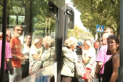 Postignut dogovor sa prevoznicima, čeka se odluka Skupštine: Višečlane porodice i penzioneri i u septembru imaju besplatan prevoz