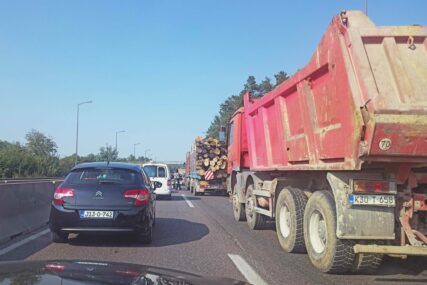 Ne krećite bez prijeke potrebe: Saobraćajni kolaps na brzoj cesti Klašnice - Banjaluka (FOTO, VIDEO)