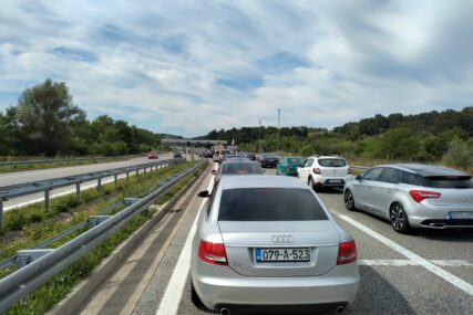 KILOMETARSKE KOLONE Velike gužve na više graničnih prelaza na ulazu u BiH