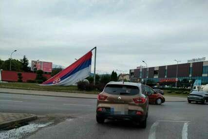 Posljedice nevremena u Banjaluci: Vjetar polomio jarbol sa zastavama Srbije i Srpske