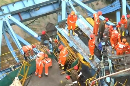 VELIKA TRAGEDIJA Srušio se kran tokom izgradnje mosta u Indiji, najmanje 16 radnika poginulo