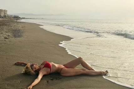 Glumica pokazala silikone: Iva Štrljić pratioce na društvenim mrežama "počastila" vrelim pozama sa plaže (FOTO)
