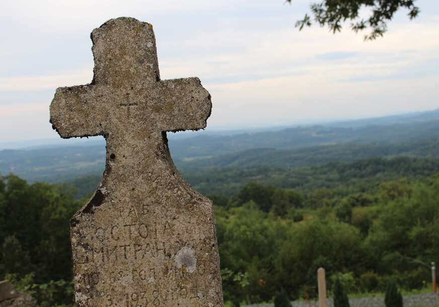 (FOTO) "Ništa bolje danas ne prolaze ni živi" Na Kosovu PORUŠENI SPOMENICI NA SRPSKOM GROBLJU