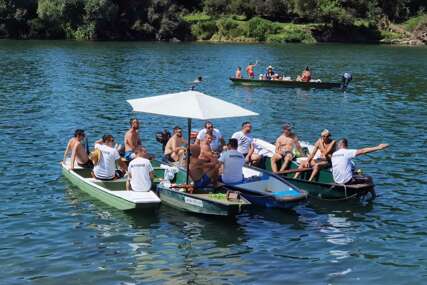 Lađari na talasima krajiške ljepotice: Danas se održava Dubička regata (FOTO)