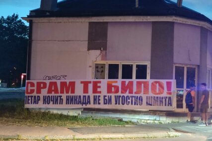 "Sram te bilo" Preko puta Kastela u Banjaluci postavljen neobičan transparent, stigli komunalni policajci (FOTO)