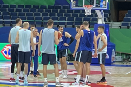 Pešić prodao "staru foru" najmlađem reprezentativcu: Sjajna atmosfera među Orlovima pred premijeru na Mundobasketu (VIDEO)