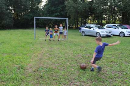 Petorica na golu, a jedan šuter: Maštoviti dječaci iz sela kod Gradiške osmislili nova fudbalska pravila koja važe samo za njih (FOTO)
