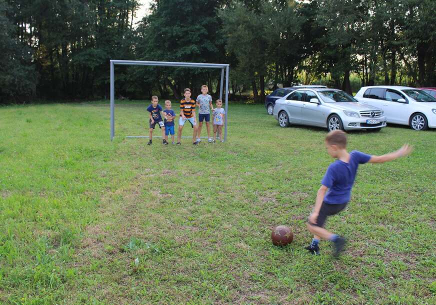 Petorica na golu, a jedan šuter: Maštoviti dječaci iz sela kod Gradiške osmislili nova fudbalska pravila koja važe samo za njih (FOTO)