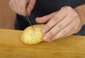 Naše bake su tražile spas u krompiru: Osam najboljih starinskih trikova kako da skinete temperaturu prirodnim putem