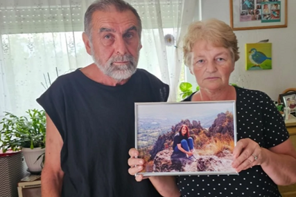 Roditelji drže sliku preminule kćerke