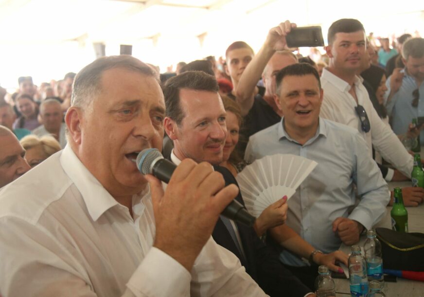 MILORAD DODIK PJEVA POD ŠATOROM