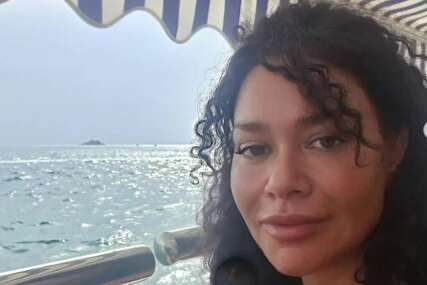 Maja Todorović se slika na moru