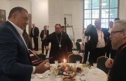 Milorad Dodik uručuje poklon episkopu