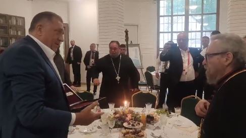 Milorad Dodik uručuje poklon episkopu