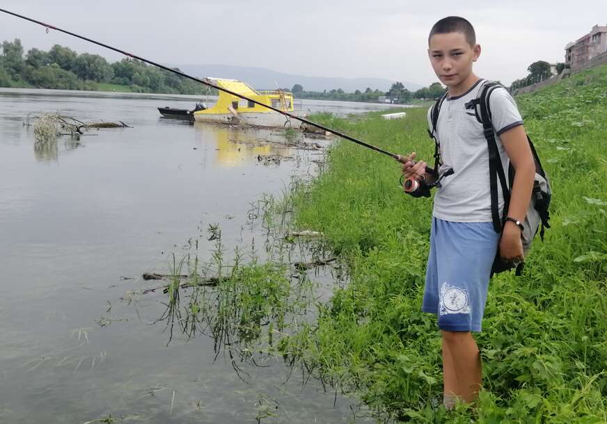 "Danas je za mene bilo bistro" Mladi Minja Borjanović (13) iz Gradiške dane provodi na Savi, a evo šta najviše voli kod ribolova (FOTO)