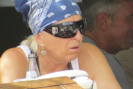 Marama na glavi i skupe naočare: Mirjana Karanović uživa u Crnoj Gori, a evo ko joj pravi društvo (FOTO)