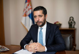 (VIDEO) “Specijalno, samo za njega” Momiroviću u pritvor poslat paket sa jajima, parizerom i sapunom